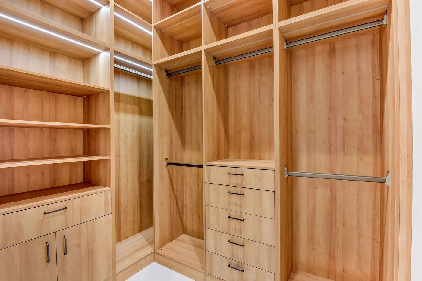 Walk-in closet, oak